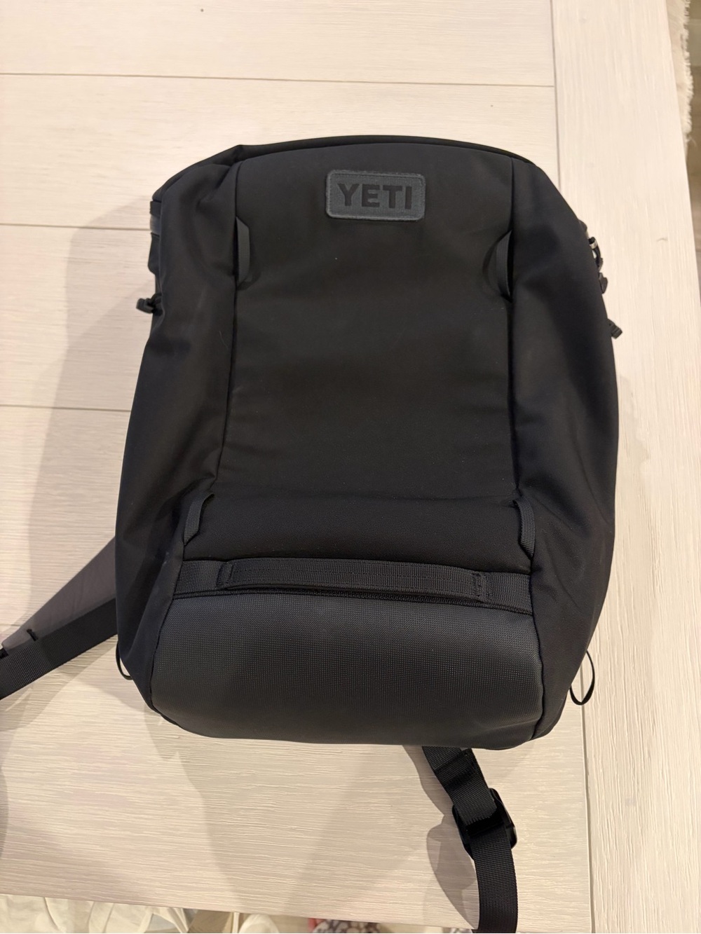 Yeti Black Men's Crossroads 22 Backpack